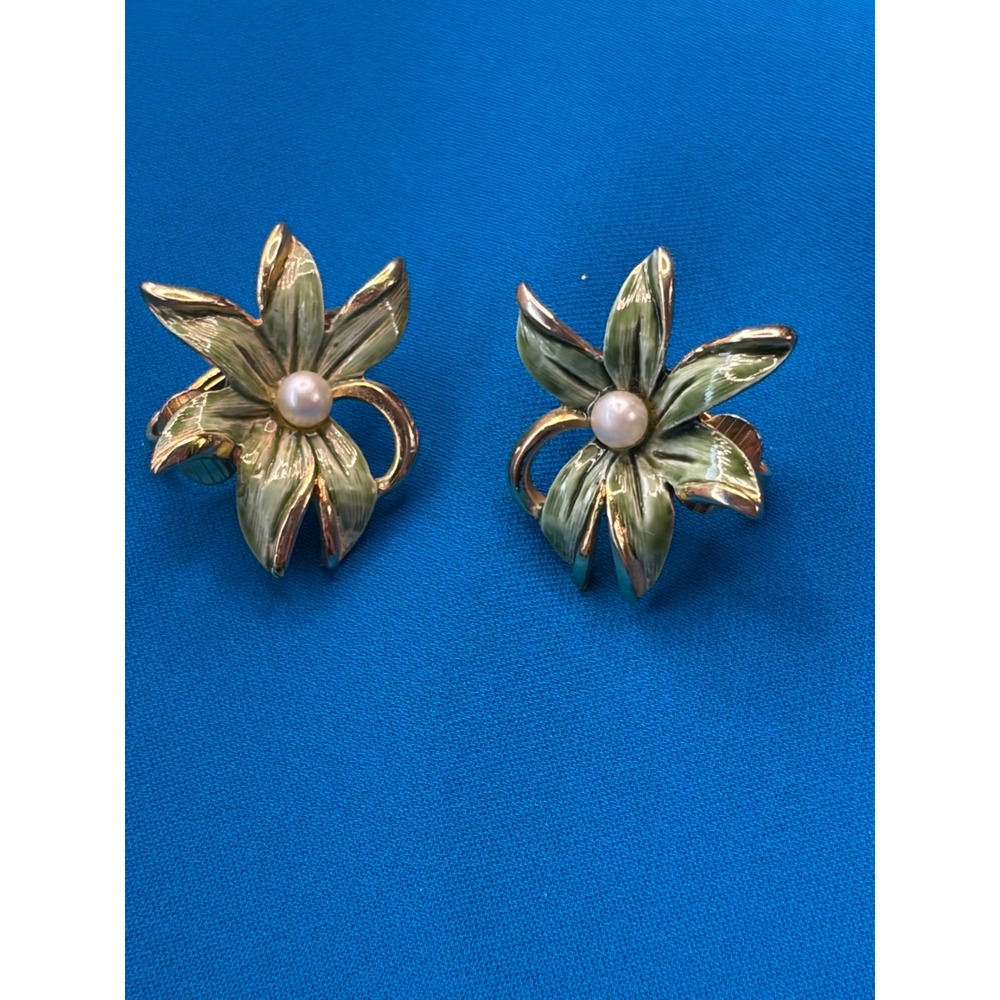 Vintage Emmons Green Enamel Faux Pearl Flower Clip On Earrings Gold Tone Lily